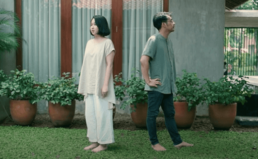 Potret music video Colors Agatha Pricilla berdiri membelakangi Rayhan Noor